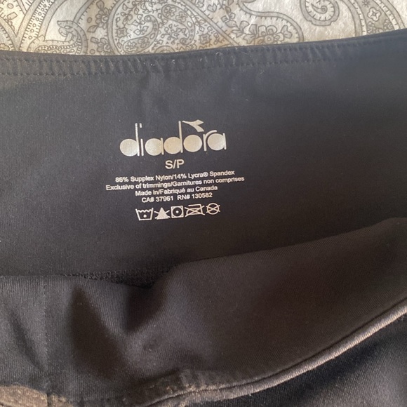 Diadora 3/4 length plain black leggings. Size small - Picture 2 of 6